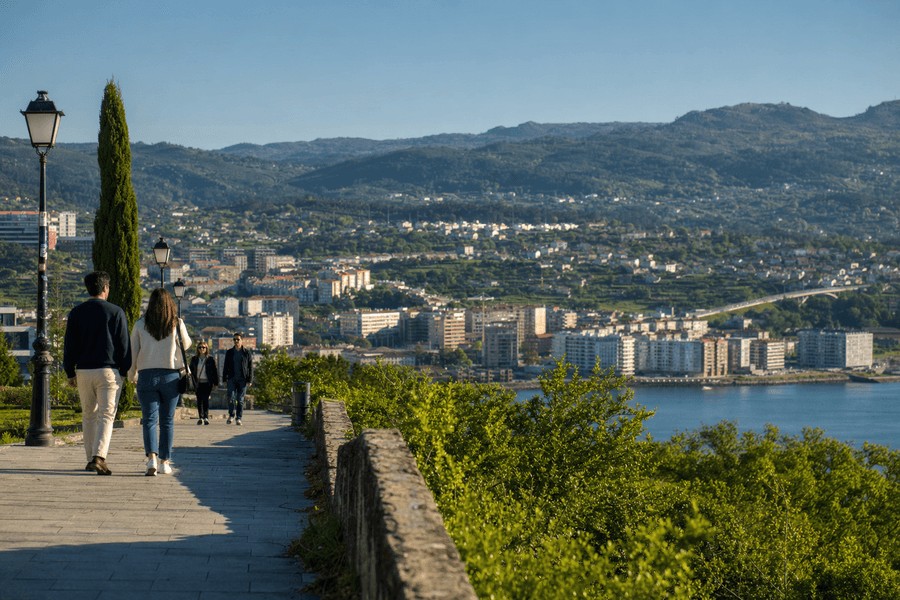 Adquirir o vender propiedades en Galicia requiere considerar la ubicación, su valor histórico y acceso a servicios, lo que influye en el precio.